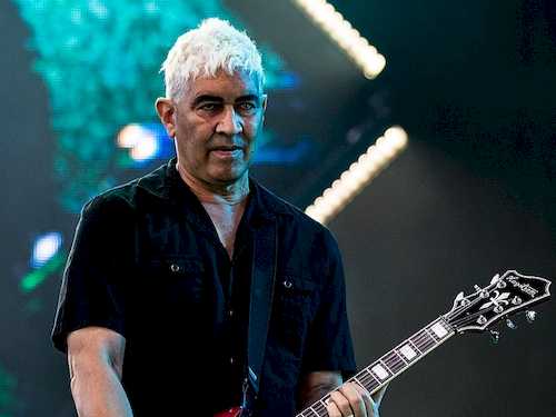 Is Pat Smear Gay?